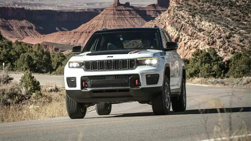 jeep grand cherokee on the road